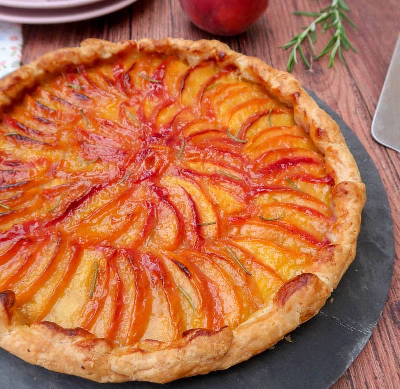 Tarte aux pêches, citron vert et romarin de Yotam Ottolenghi