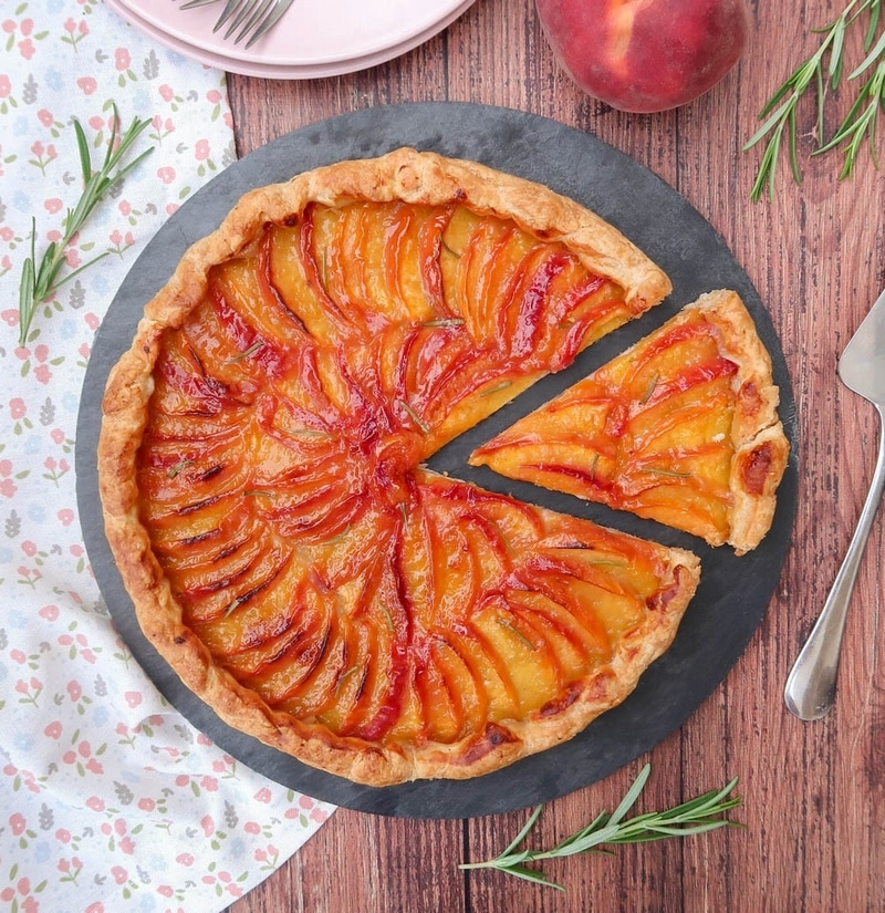 Tarte aux pêches citron vert et romarin Yotam Ottolenghi