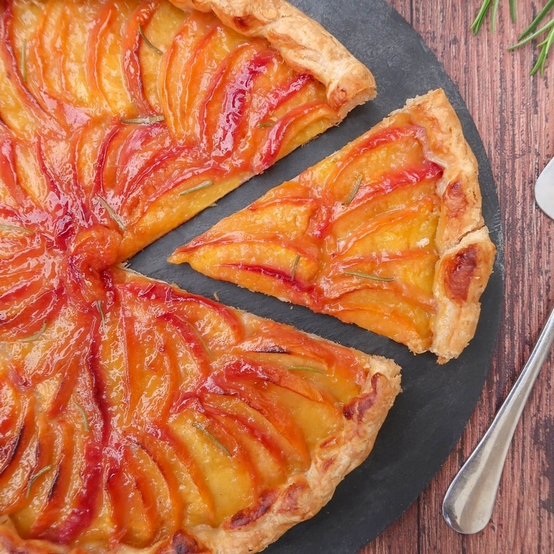 Tarte aux pêches citron vert et romarin Yotam Ottolenghi