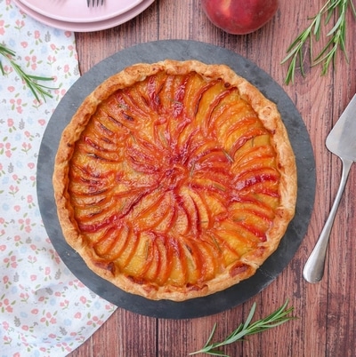 Tarte aux pêches citron vert et romarin Yotam Ottolenghi
